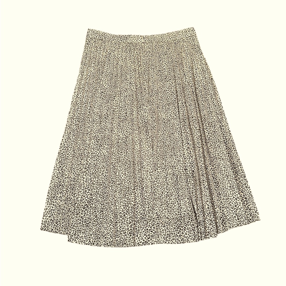 Ann Taylor Leopard Print Zip Up Skirt 
CA#57421
RN#77379
Size 8